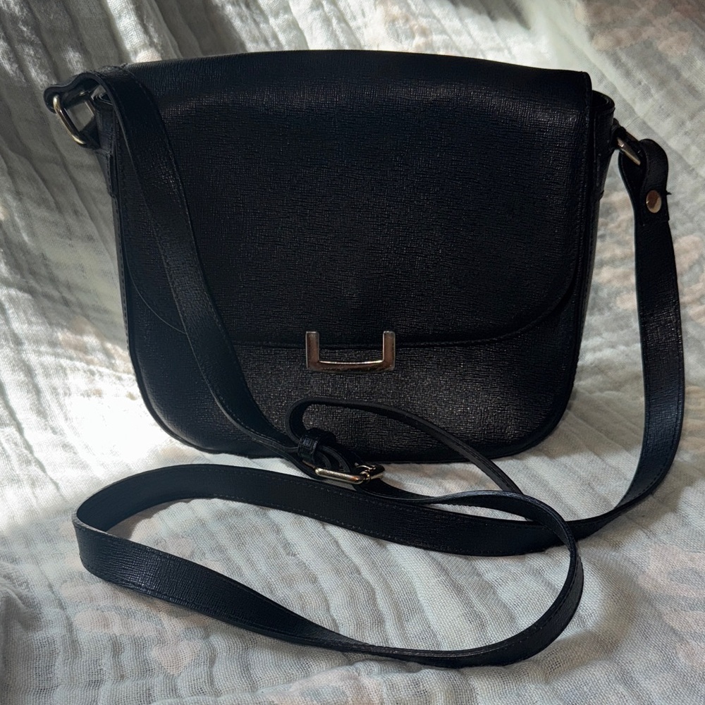 Elegant Innue Black Crossbody Bag